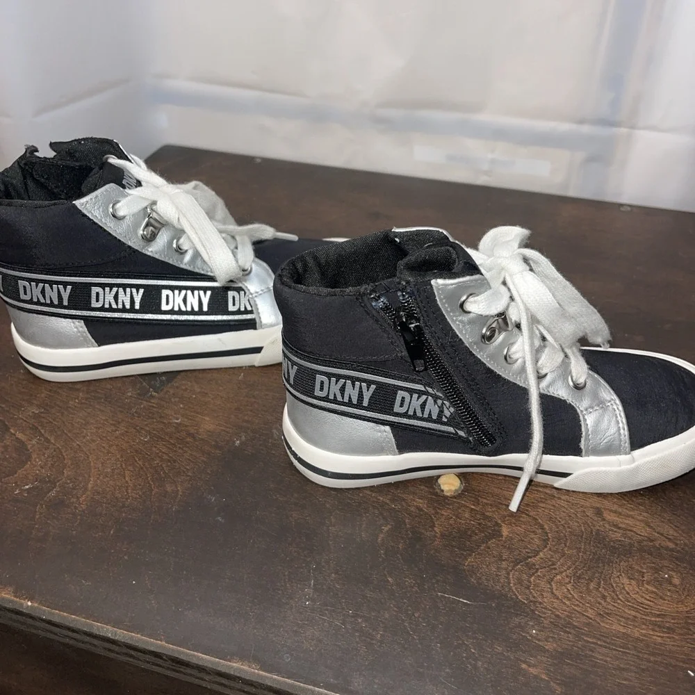 DKNY Hannah Vertical High Top Sneakers Girls Size 11 Youth Black White‎ Silver